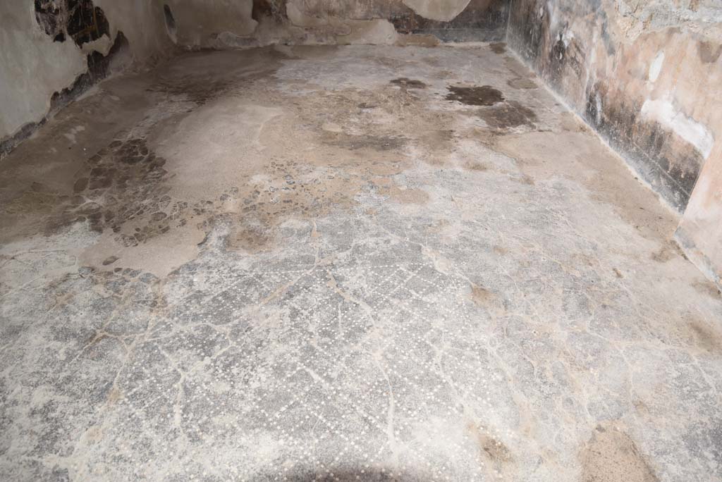 V.4.a Pompeii. March 2018. Room ‘f’, looking west across flooring.
Foto Annette Haug, ERC Grant 681269 DÉCOR.