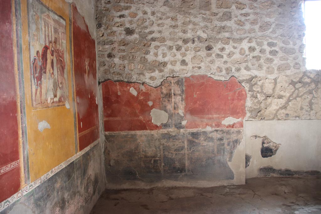 V.4.a Pompeii. October 2023.
Room ‘f’, looking towards detail of south and east walls in south-east corner. Photo courtesy of Klaus Heese.