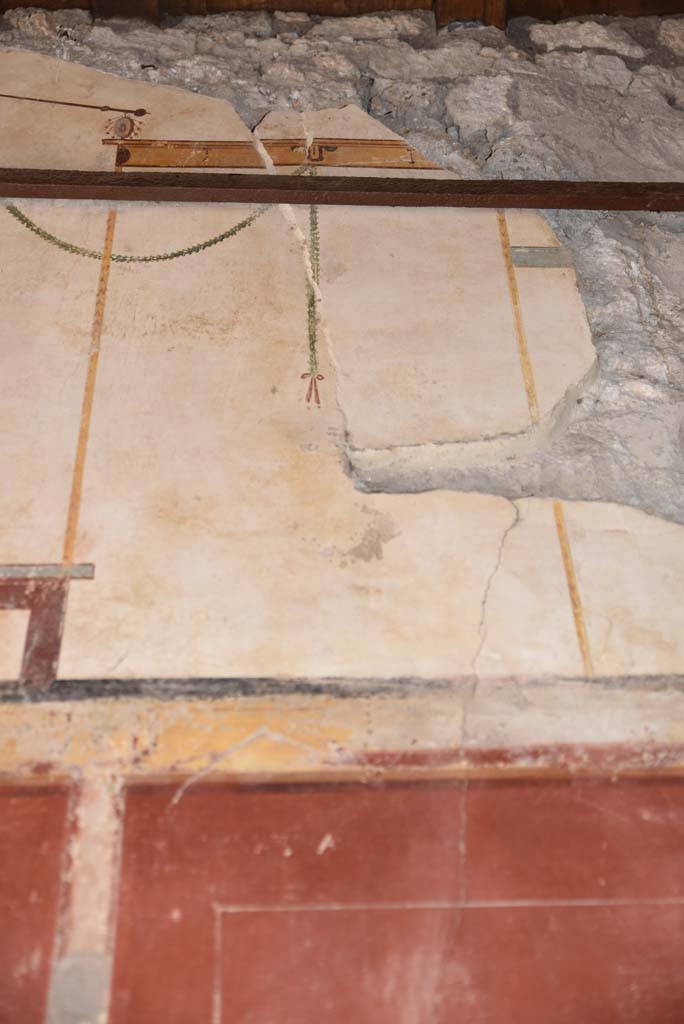 V.4.a Pompeii. March 2018.
Detail from upper north wall on east side of centre of entrance corridor/fauces.
Foto Annette Haug, ERC Grant 681269 DÉCOR