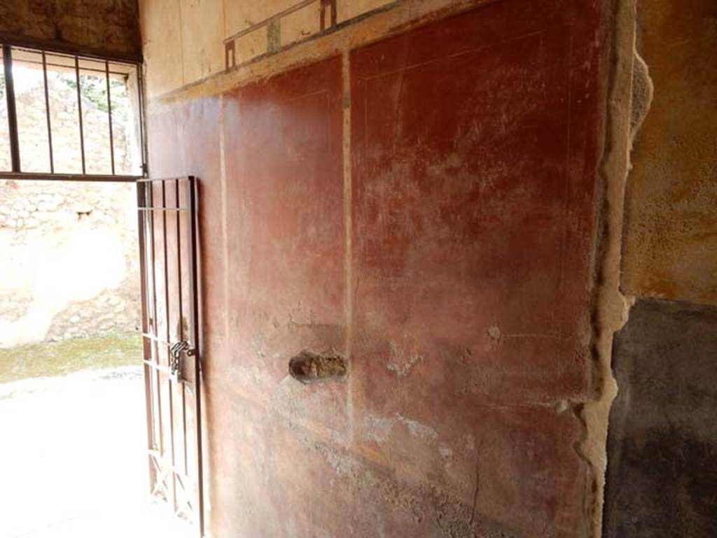 V.4.a Pompeii. May 2015. Looking towards north wall of entrance corridor. Photo courtesy of Buzz Ferebee.