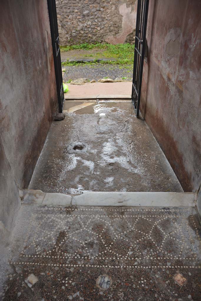 V.4.a Pompeii. March 2018.
Looking west along entrance corridor/fauces towards entrance doorway, from atrium.
Foto Annette Haug, ERC Grant 681269 DÉCOR