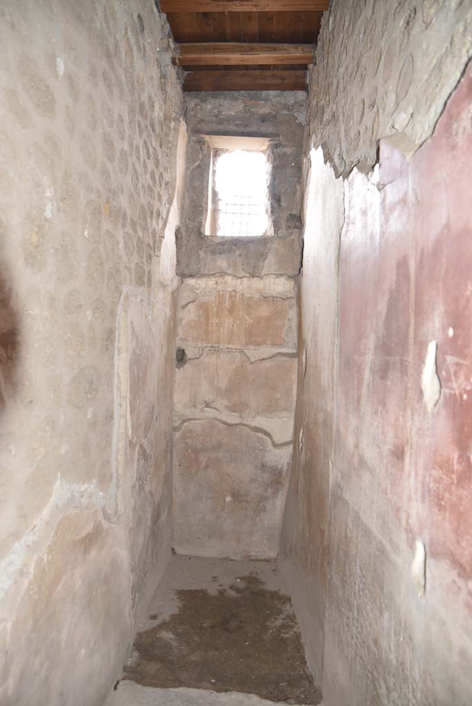 V.4.a Pompeii. March 2018.
Room ‘d’, looking towards west wall and window overlooking roadway.
Foto Annette Haug, ERC Grant 681269 DÉCOR.