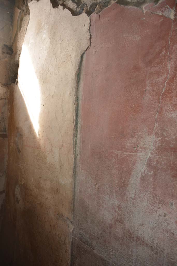 V.4.a Pompeii. March 2018.
Room ‘d’, detail of painted panels from west end of north wall.
Foto Annette Haug, ERC Grant 681269 DÉCOR.