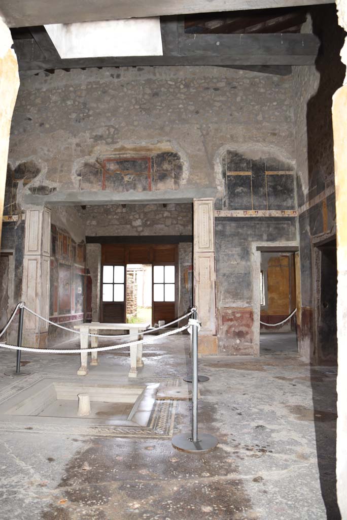 V.4.a Pompeii. March 2018.
Room ‘b’, looking east from end of entrance corridor, across impluvium in atrium towards tablinum.
Foto Annette Haug, ERC Grant 681269 DÉCOR.