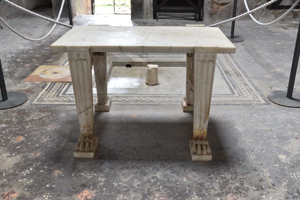 V.4.a Pompeii. March 2018. Looking west towards marble table in atrium.
Foto Annette Haug, ERC Grant 681269 DÉCOR.