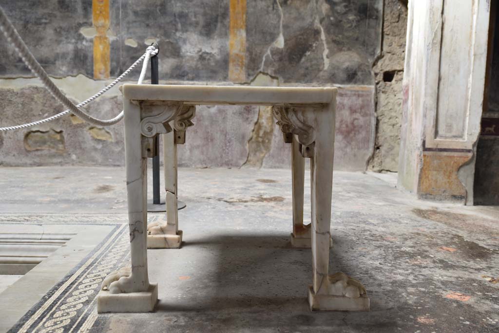 V.4.a Pompeii. March 2018. Room ‘b’, looking north towards marble table in atrium.
Foto Annette Haug, ERC Grant 681269 DÉCOR.
