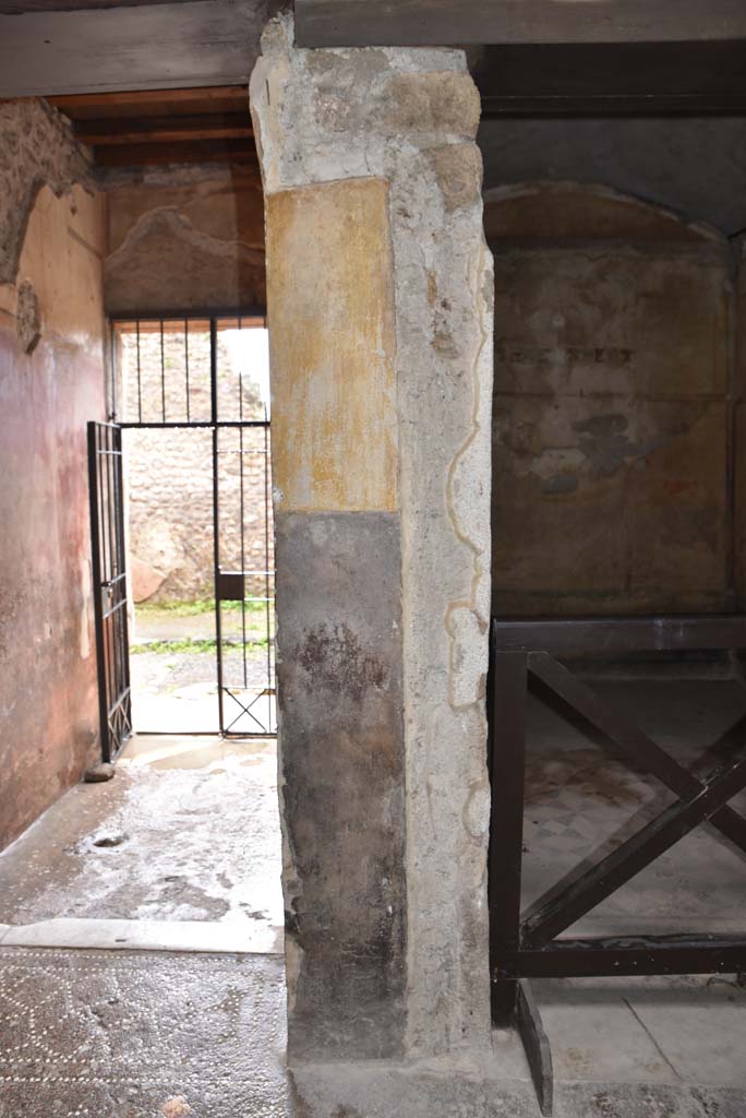 V.4.a Pompeii. March 2018.
Room ‘b’, wall on west side of atrium between entrance corridor/fauces, on left, and doorway to room ‘c’, on right.
Foto Annette Haug, ERC Grant 681269 DÉCOR.