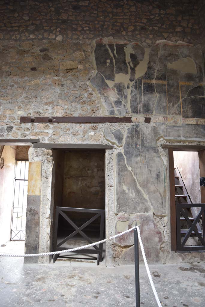 V.4.a Pompeii. March 2018.
Room ‘b’, west wall of atrium in north-west corner, with doorway to room ‘c’, centre left, and room ‘e’, on right.
Foto Annette Haug, ERC Grant 681269 DÉCOR.