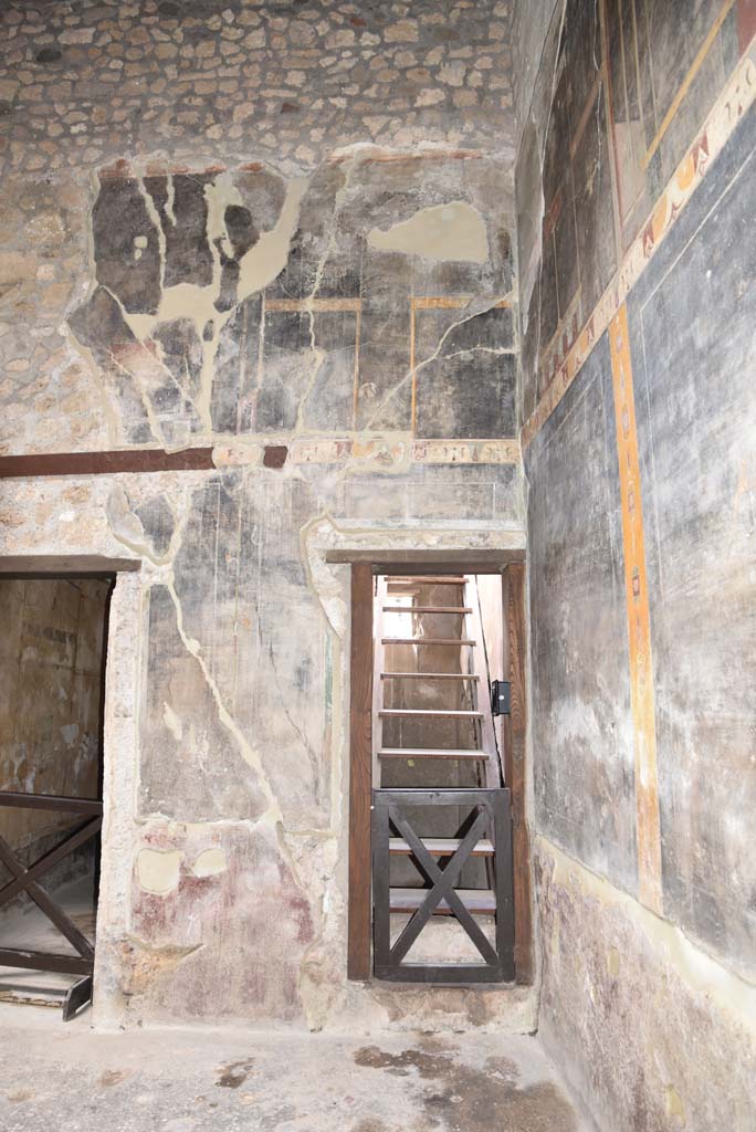 V.4.a Pompeii. March 2018.
Room ‘b’, north-west corner of atrium, with doorway to room ‘e’, in centre.
Foto Annette Haug, ERC Grant 681269 DÉCOR.