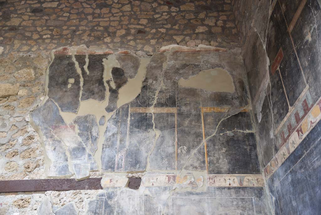 V.4.a Pompeii. March 2018. Room ‘b’, painted decoration on upper north-west corner of atrium above doorway to room ‘e’.
Foto Annette Haug, ERC Grant 681269 DÉCOR.