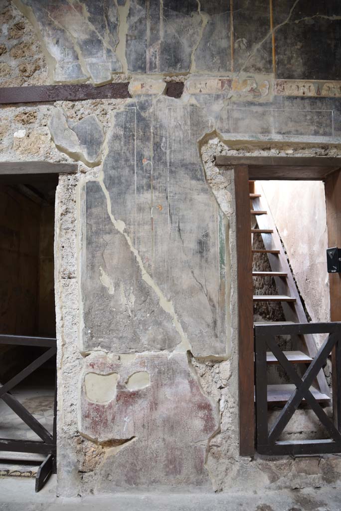 V.4.a Pompeii. March 2018.
Room ‘b’, west wall between doorways to room ‘c’ and ‘e’ in north-west corner of atrium.
Foto Annette Haug, ERC Grant 681269 DÉCOR.