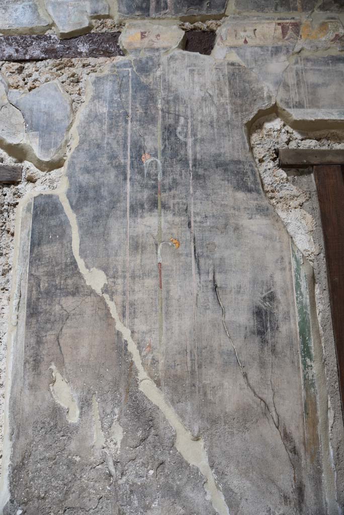 V.4.a Pompeii. March 2018.
Room ‘b’, painted west wall between doorways to room ‘c’ and ‘e’ in north-west corner of atrium.
Foto Annette Haug, ERC Grant 681269 DÉCOR.