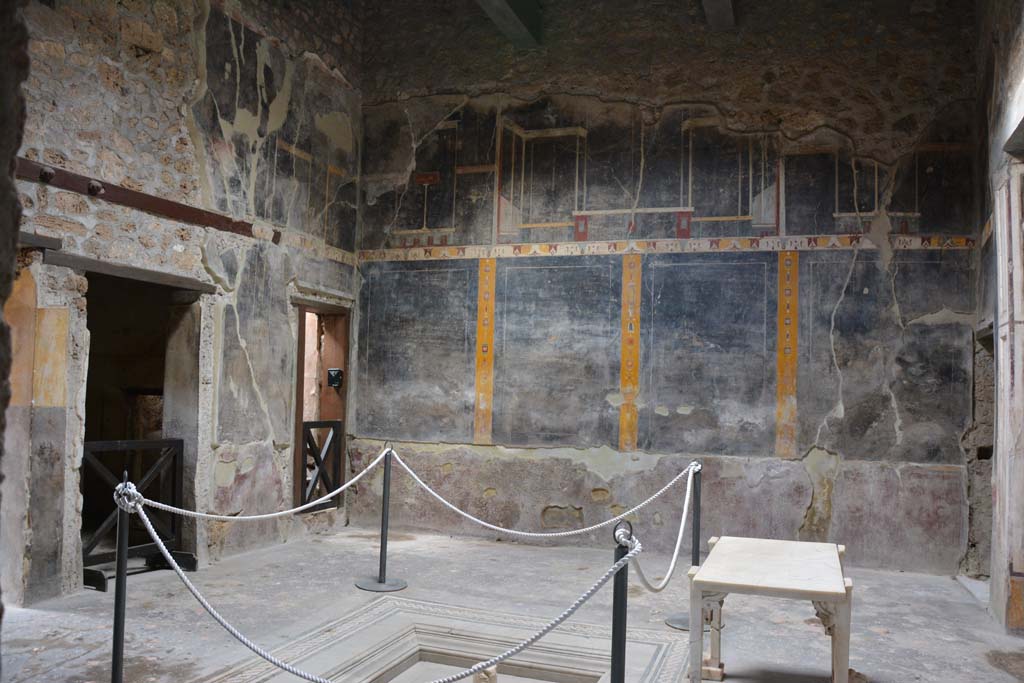 V.4.a Pompeii. March 2018. Room ‘b’, looking towards north-west corner of atrium.
Foto Annette Haug, ERC Grant 681269 DÉCOR.