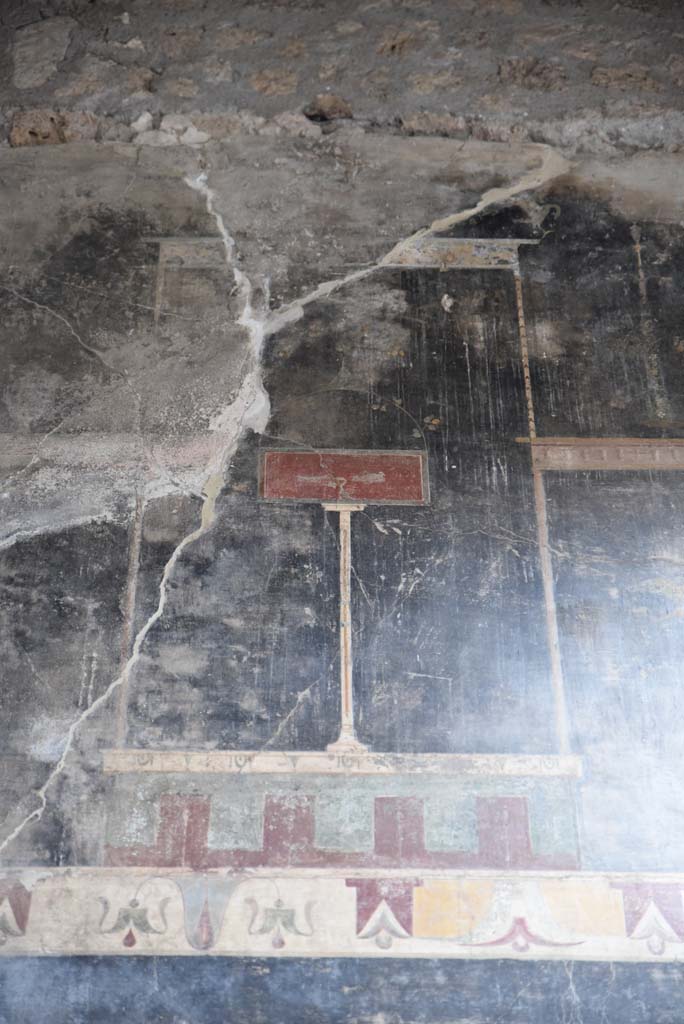 V.4.a Pompeii. March 2018. Room ‘b’, detail from upper north wall in north-west corner.
Foto Annette Haug, ERC Grant 681269 DÉCOR.