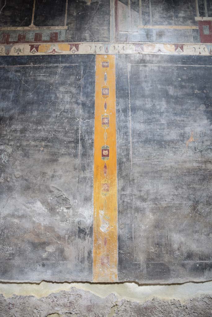 V.4.a Pompeii. March 2018.
Room ‘b’, separating panel between first and second panels at west end of north wall.
Foto Annette Haug, ERC Grant 681269 DÉCOR.