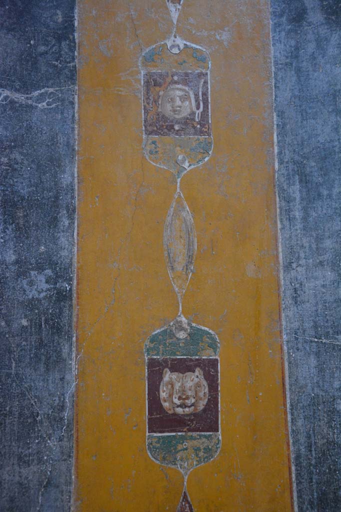 V.4.a Pompeii. March 2018.
Room ‘b’, detail from separating panel between first and second panels at west end of north wall.
Foto Annette Haug, ERC Grant 681269 DÉCOR.
