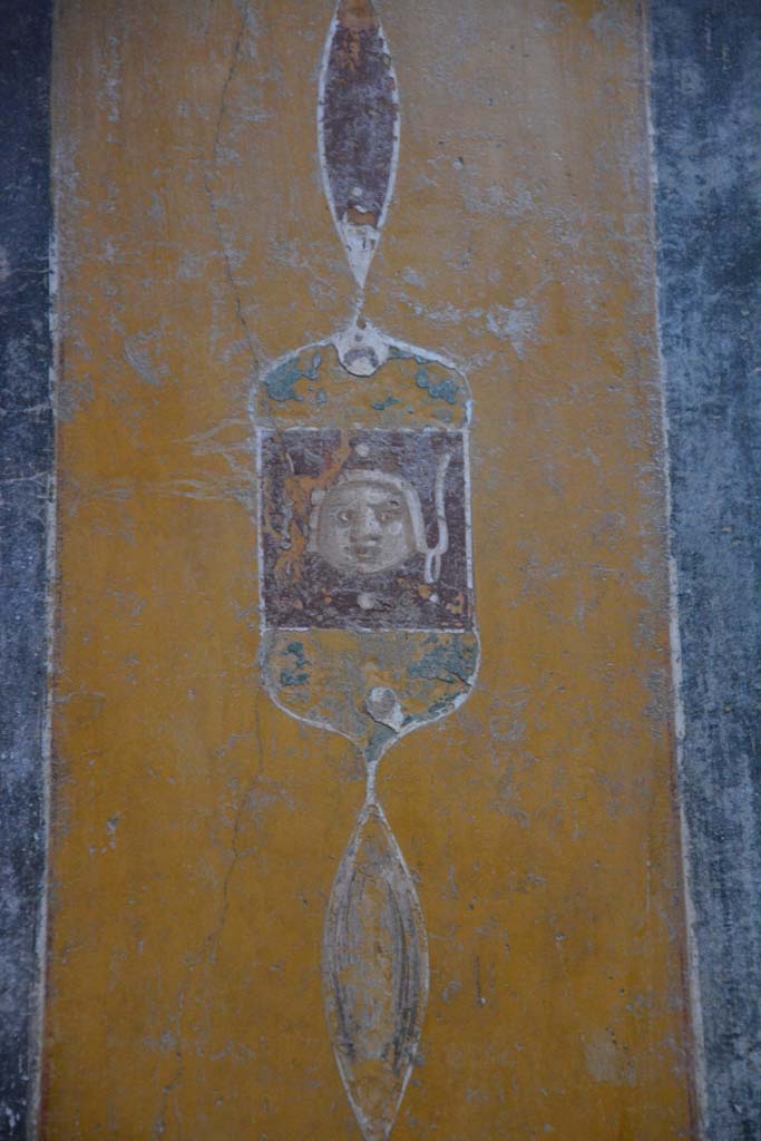 V.4.a Pompeii. March 2018.
Room ‘b’, detail from separating panel between first and second panels at west end of north wall.
Foto Annette Haug, ERC Grant 681269 DÉCOR.