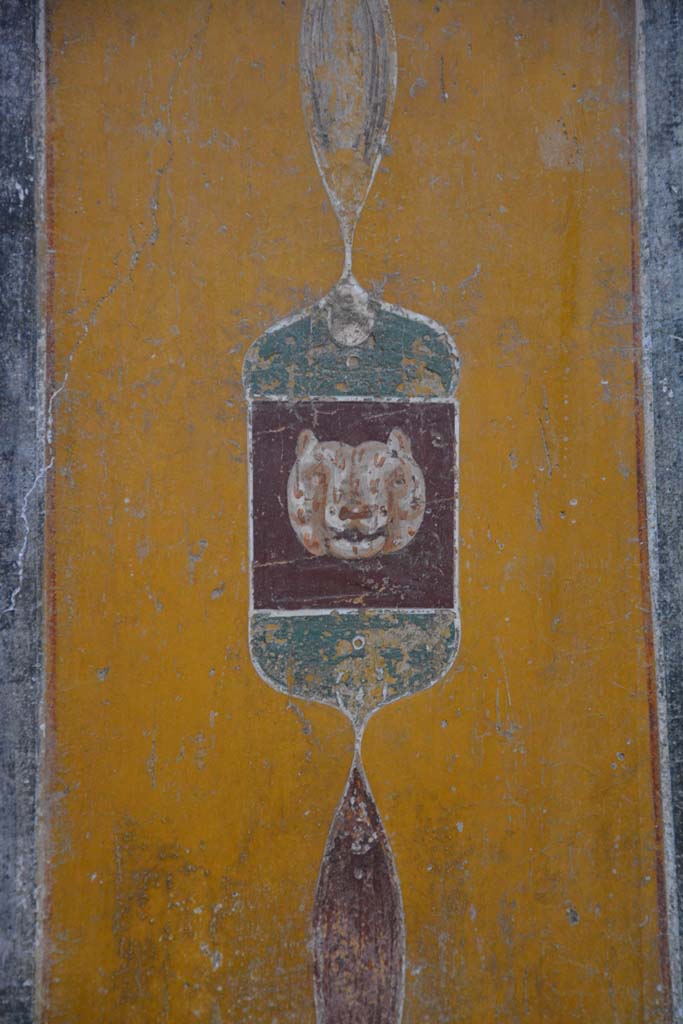 V.4.a Pompeii. March 2018.
Room ‘b’, detail from separating panel between first and second panels at west end of north wall.
Foto Annette Haug, ERC Grant 681269 DÉCOR.