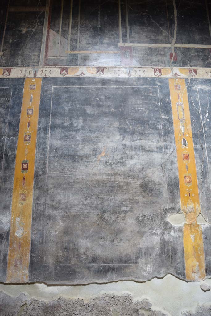 V.4.a Pompeii. March 2018. Room ‘b’, second panel from west side, on lower north wall.
Foto Annette Haug, ERC Grant 681269 DÉCOR.
