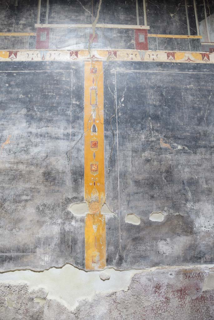 V.4.a Pompeii. March 2018.
Room ‘b’, lower north wall with yellow painted panel separating two central panels.
Foto Annette Haug, ERC Grant 681269 DÉCOR.