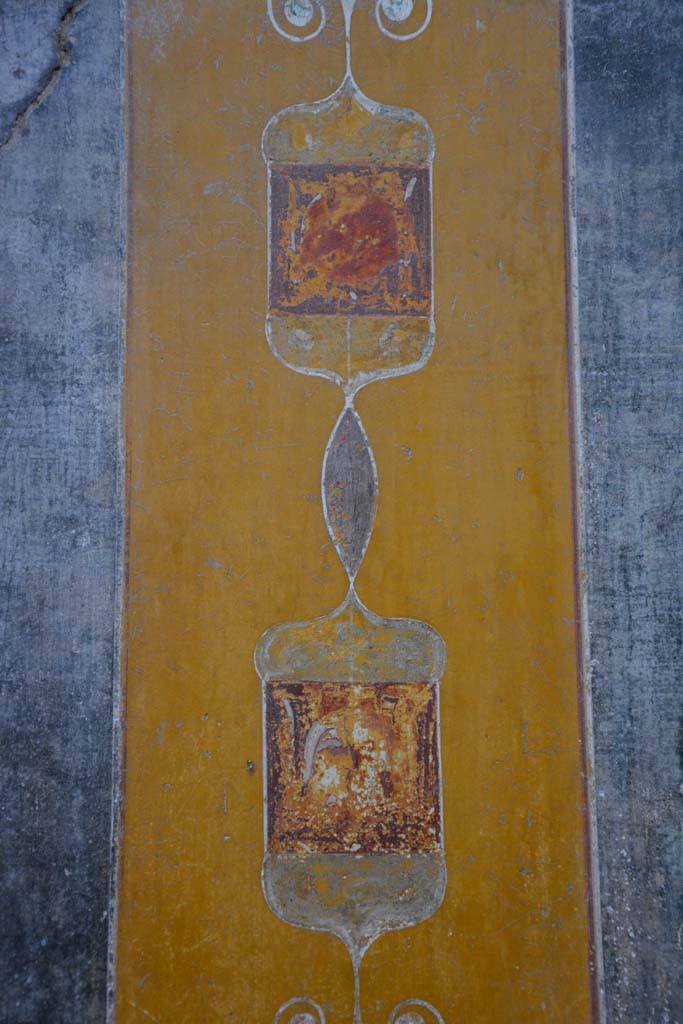 V.4.a Pompeii. March 2018.
Room ‘b’, continuing detail from yellow painted panel separating two central panels on north wall.
Foto Annette Haug, ERC Grant 681269 DÉCOR
