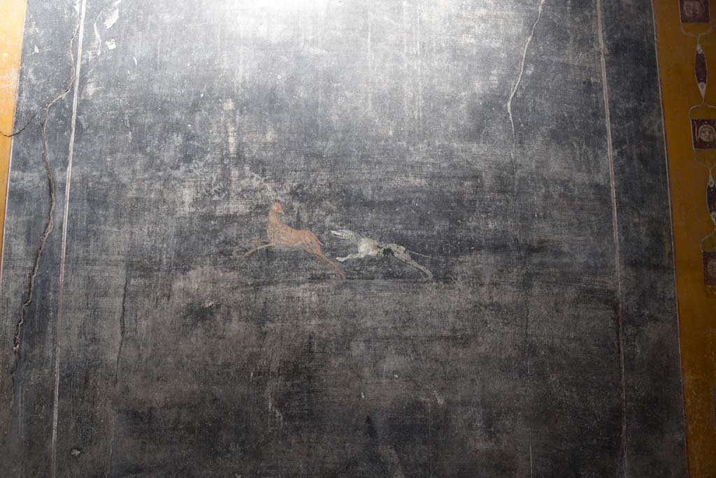 V.4.a Pompeii. March 2018. Room ‘b’, painted dog chasing a deer from panel on right of centre of north wall.
Foto Annette Haug, ERC Grant 681269 DÉCOR.
