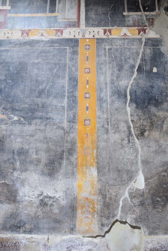 V.4.a Pompeii. March 2018.
Room ‘b’, painted panel on east side of one of two central panels on north wall.
Foto Annette Haug, ERC Grant 681269 DÉCOR.