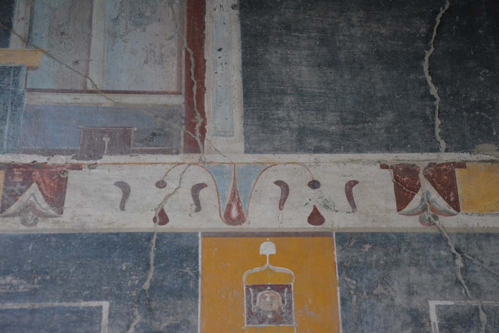 V.4.a Pompeii. March 2018.
Room ‘b’, detail from top of yellow painted panel separating third and fourth panels on north wall.
Foto Annette Haug, ERC Grant 681269 DÉCOR.