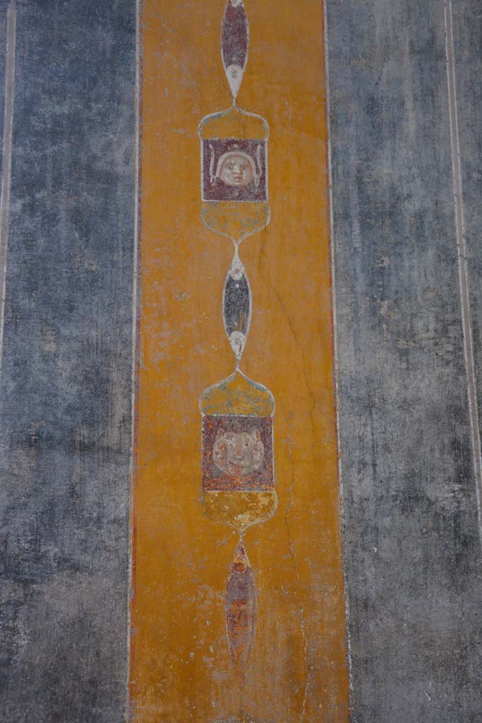 V.4.a Pompeii. March 2018.
Room ‘b’, detail from painted panel separating third and fourth panels on north wall.
Foto Annette Haug, ERC Grant 681269 DÉCOR.