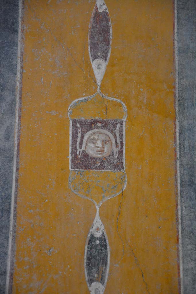 V.4.a Pompeii. March 2018.
Room ‘b’, detail from painted panel separating third and fourth panels on north wall.
Foto Annette Haug, ERC Grant 681269 DÉCOR.