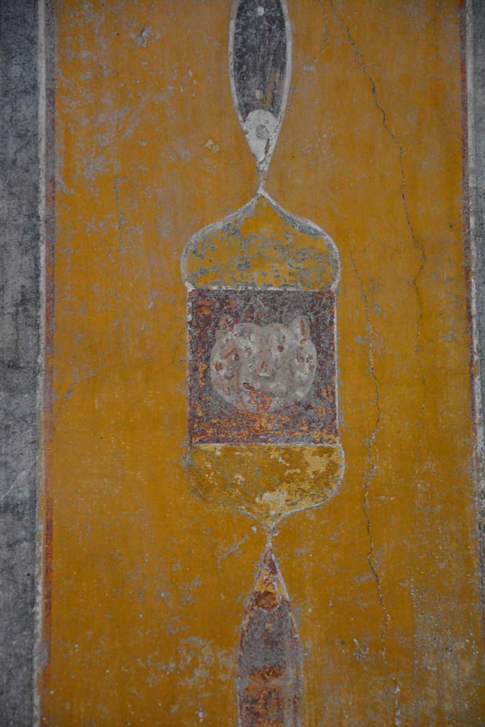 V.4.a Pompeii. March 2018.
Room ‘b’, detail from painted panel separating third and fourth panels on north wall.
Foto Annette Haug, ERC Grant 681269 DÉCOR.