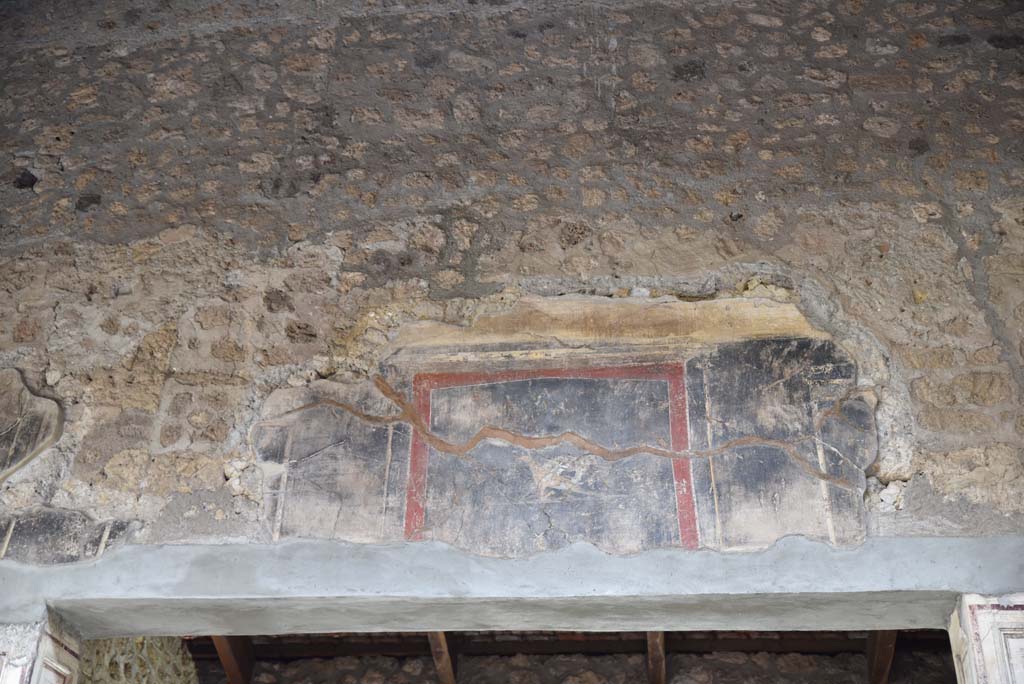 V.4.a Pompeii. March 2018. Room ‘b’, painted decoration from upper east wall in centre above opening into tablinum.
Foto Annette Haug, ERC Grant 681269 DÉCOR.
