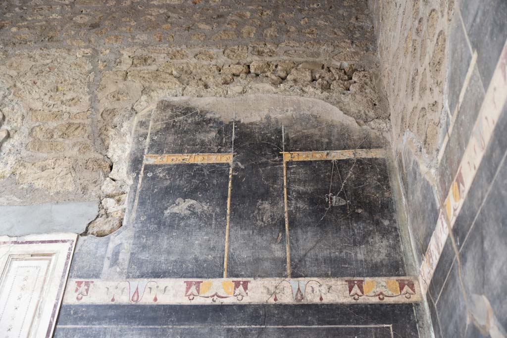 V.4.a Pompeii. March 2018. Room ‘b’, upper east wall in south-east corner.
Foto Annette Haug, ERC Grant 681269 DÉCOR.