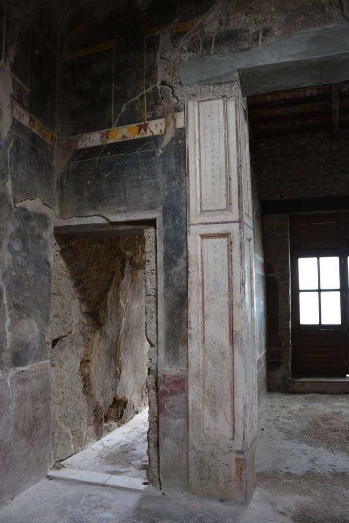 V.4.a Pompeii. March 2018. Room ‘b’, detail of east wall between corridor and tablinum.
Foto Annette Haug, ERC Grant 681269 DÉCOR.