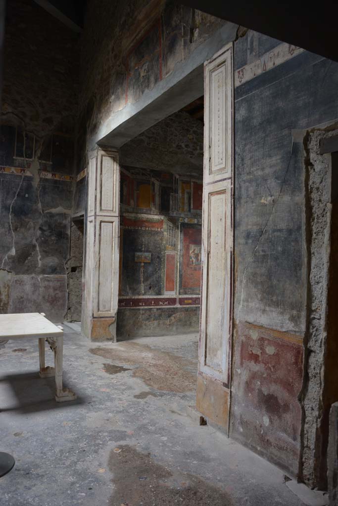 V.4.a Pompeii. March 2018. Room ‘b’, looking north along east wall towards tablinum.
Foto Annette Haug, ERC Grant 681269 DÉCOR.