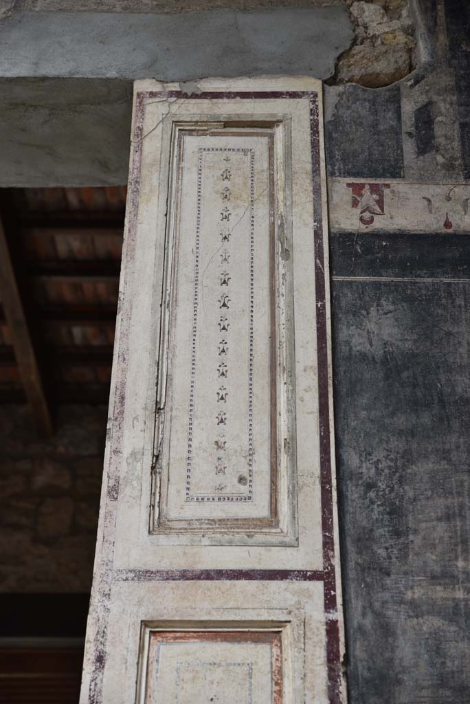 V.4.a Pompeii. March 2018.
Room ‘b’, detail from east wall of atrium, on south side of tablinum.
Foto Annette Haug, ERC Grant 681269 DÉCOR.