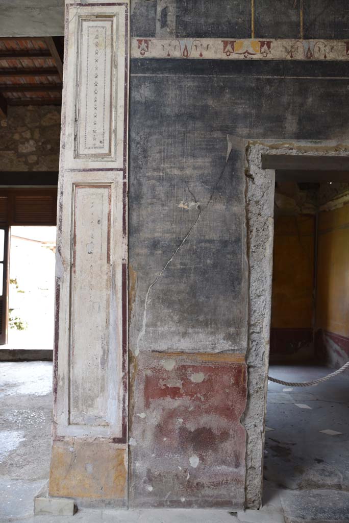 V.4.a Pompeii. March 2018. Room ‘b’, east wall of atrium between tablinum ad room ‘i’.
Foto Annette Haug, ERC Grant 681269 DÉCOR.