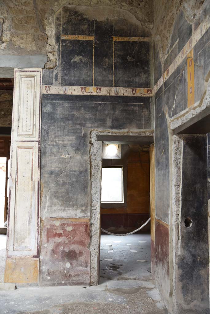 V.4.a Pompeii. March 2018.
Room ‘b’, east wall of atrium in south-east corner, with doorway to room ‘i’.
Foto Annette Haug, ERC Grant 681269 DÉCOR.