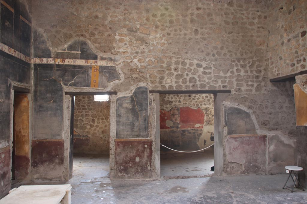 V.4.a Pompeii. October 2023.
Room ‘b’, south wall of atrium with doorways to rooms ‘i’ on left, and ‘g’ and ‘f’. Photo courtesy of Klaus Heese.