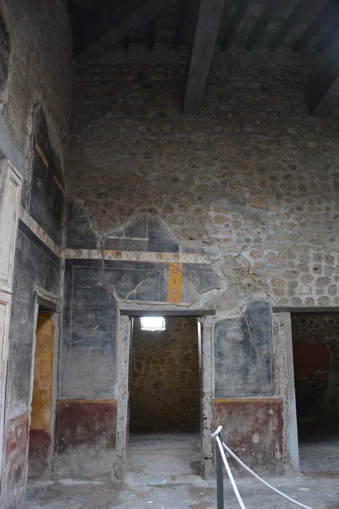 V.4.a Pompeii. March 2018. Room ‘b’, looking towards south wall in south-east corner.
Foto Annette Haug, ERC Grant 681269 DÉCOR.