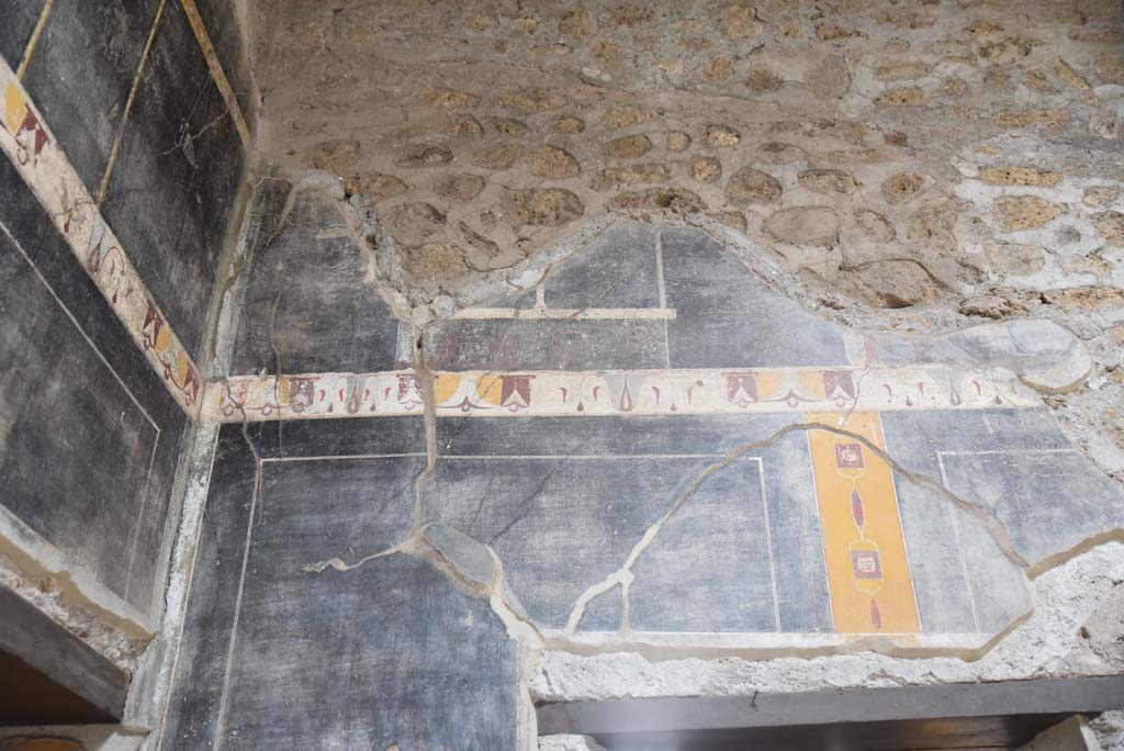 V.4.a Pompeii. March 2018. Room ‘b’, upper painted south wall in south-east corner.
Foto Annette Haug, ERC Grant 681269 DÉCOR.