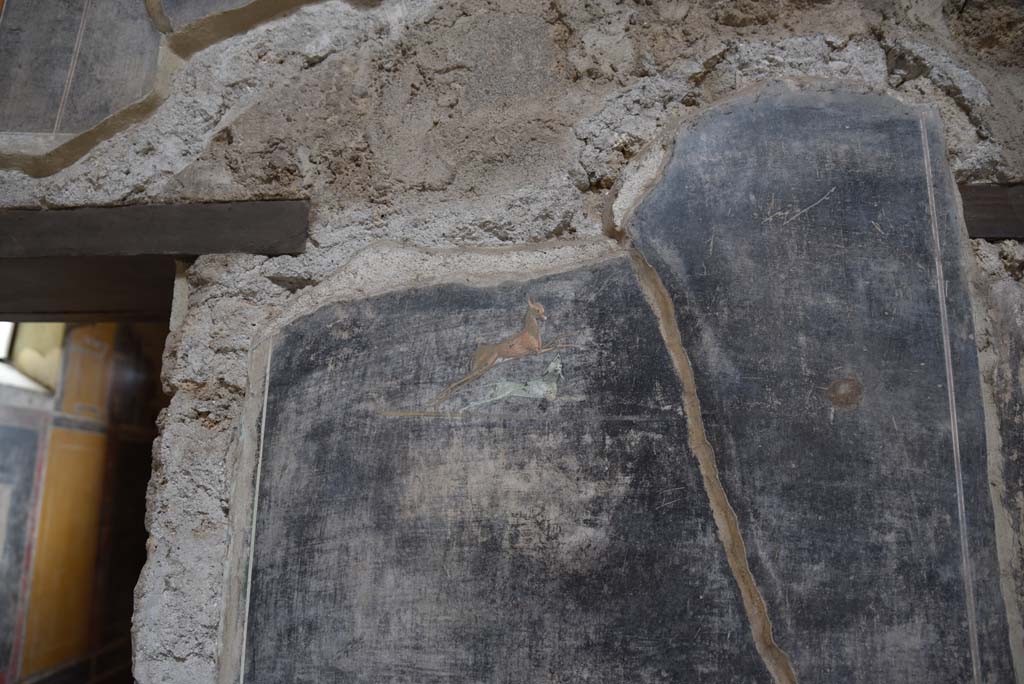 V.4.a Pompeii. March 2018. Room ‘b’, detail from south wall between doorways to rooms ‘g’ and ‘f’.
Foto Annette Haug, ERC Grant 681269 DÉCOR.