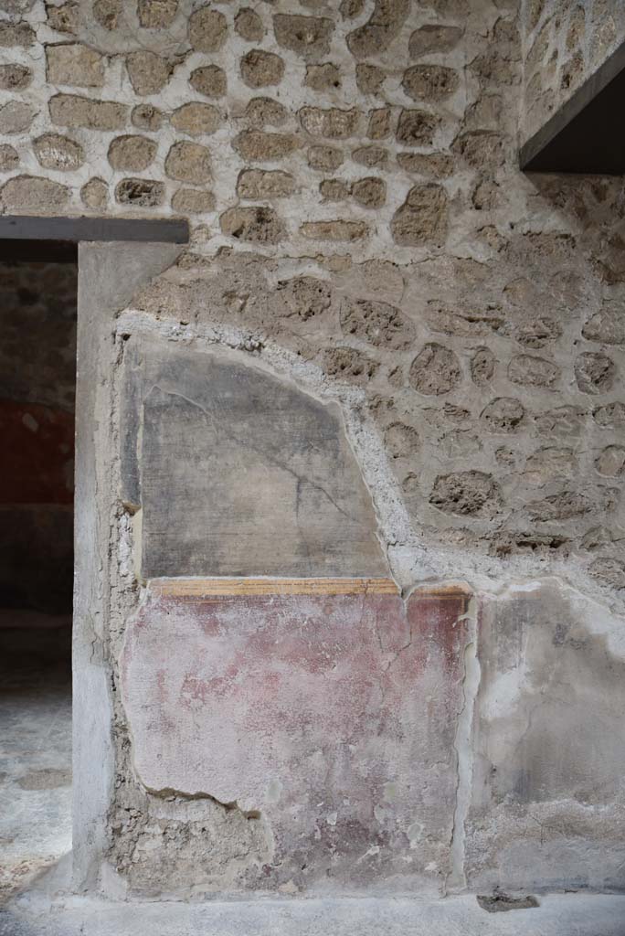 V.4.a Pompeii. March 2018.
Room ‘b’, detail of remaining painted stucco on south wall of atrium in south-west corner with doorway to room ‘f’, on left.
Foto Annette Haug, ERC Grant 681269 DÉCOR.