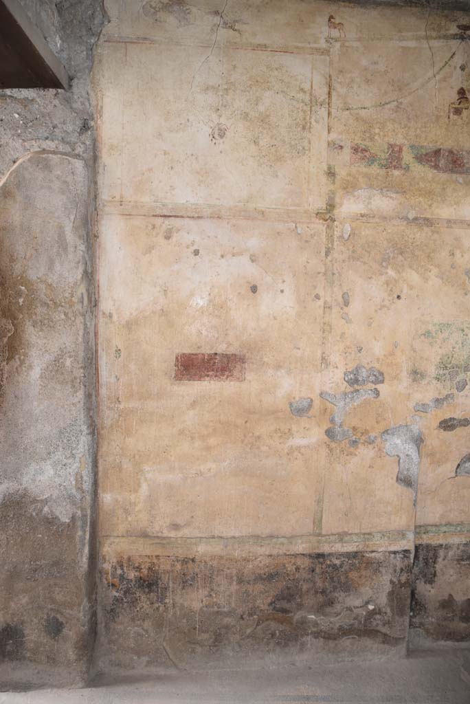 V.4.a Pompeii. March 2018. Room ‘c’, painted east end of south wall.
Foto Annette Haug, ERC Grant 681269 DÉCOR