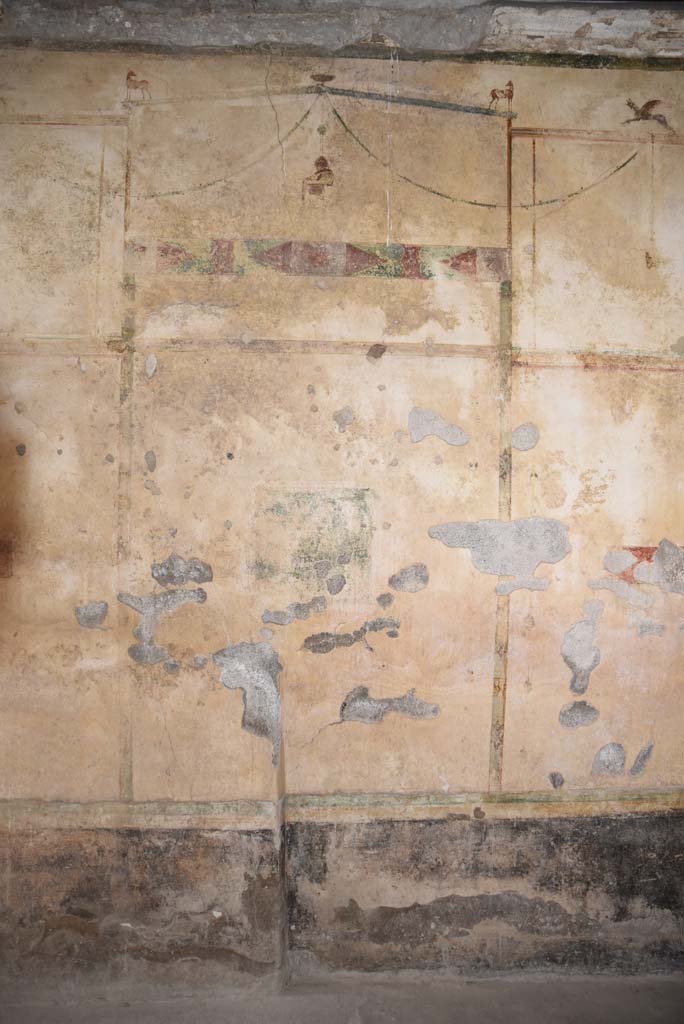 V.4.a Pompeii. March 2018. Room ‘c’, central panel on south wall.
Foto Annette Haug, ERC Grant 681269 DÉCOR.