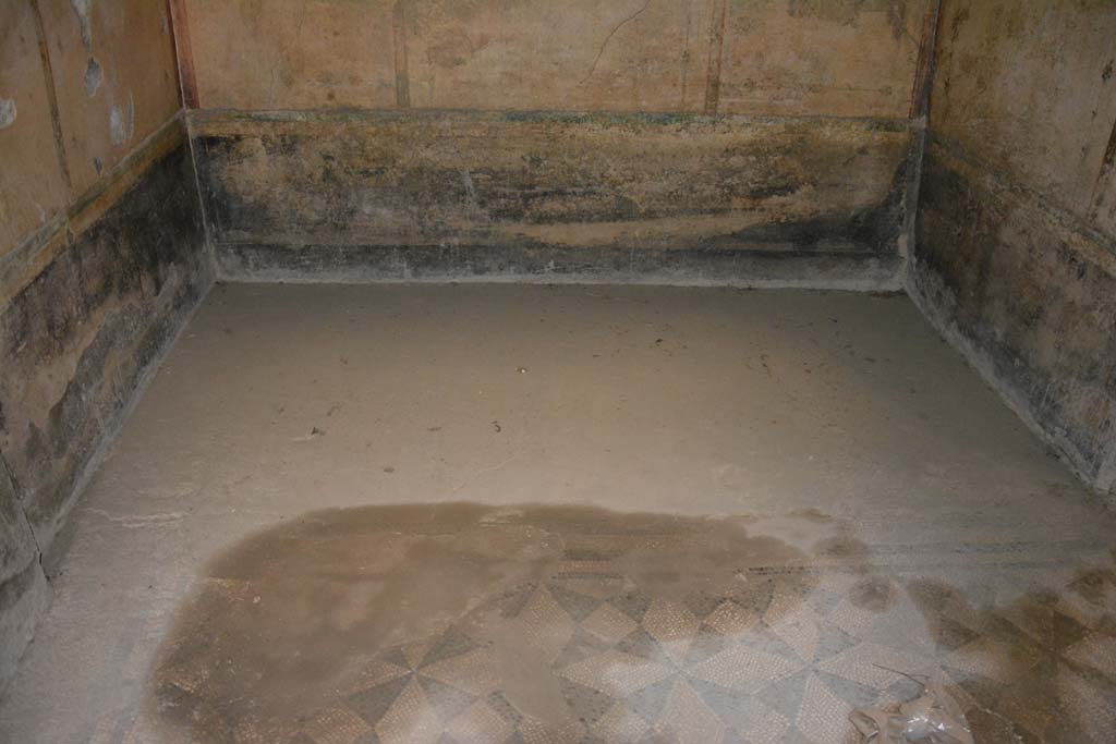 V.4.a Pompeii. March 2019. Room ‘c’, looking west across flooring towards lower west wall.
Foto Annette Haug, ERC Grant 681269 DÉCOR.