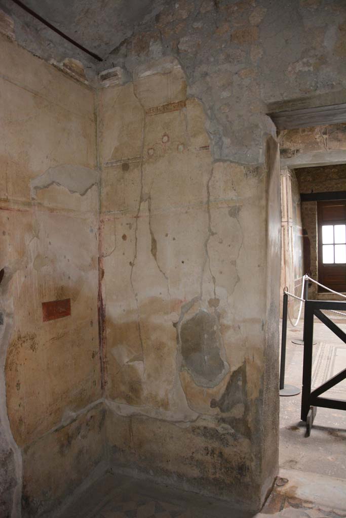 V.4.a Pompeii. March 2018. Room ‘c’, east wall at north end in north-east corner.
Foto Annette Haug, ERC Grant 681269 DÉCOR.