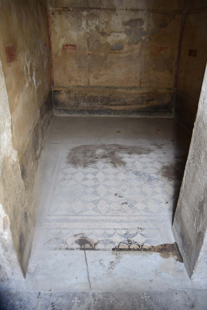 V.4.a Pompeii. March 2018.
Room ‘c’, looking west from doorway threshold across mosaic floor.
Foto Annette Haug, ERC Grant 681269 DÉCOR.