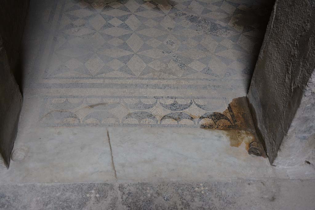 V.4.a Pompeii. March 2018. Room ‘c’, detail of threshold to doorway.
Foto Annette Haug, ERC Grant 681269 DÉCOR.