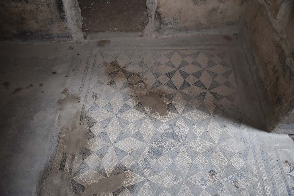 V.4.a Pompeii. March 2018. Room ‘c’, looking north across flooring towards small doorway into room ‘e’.
Foto Annette Haug, ERC Grant 681269 DÉCOR.